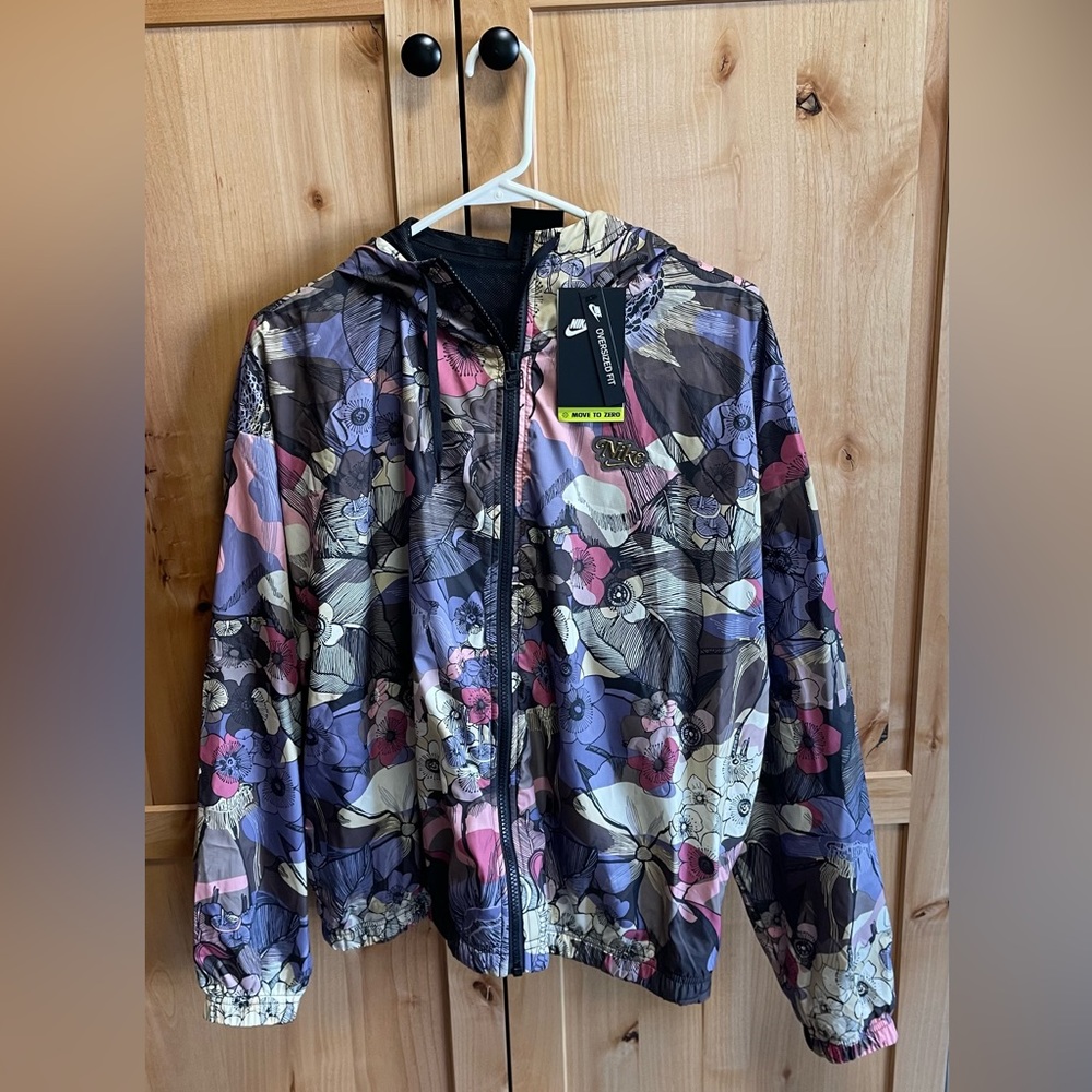 Beautiful Nike Tracksuit with SHORTS, size medium
